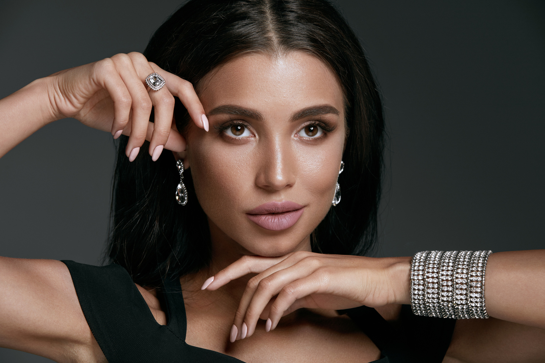 Jewelry Fashion. Beautiful Woman Wearing Diamonds.