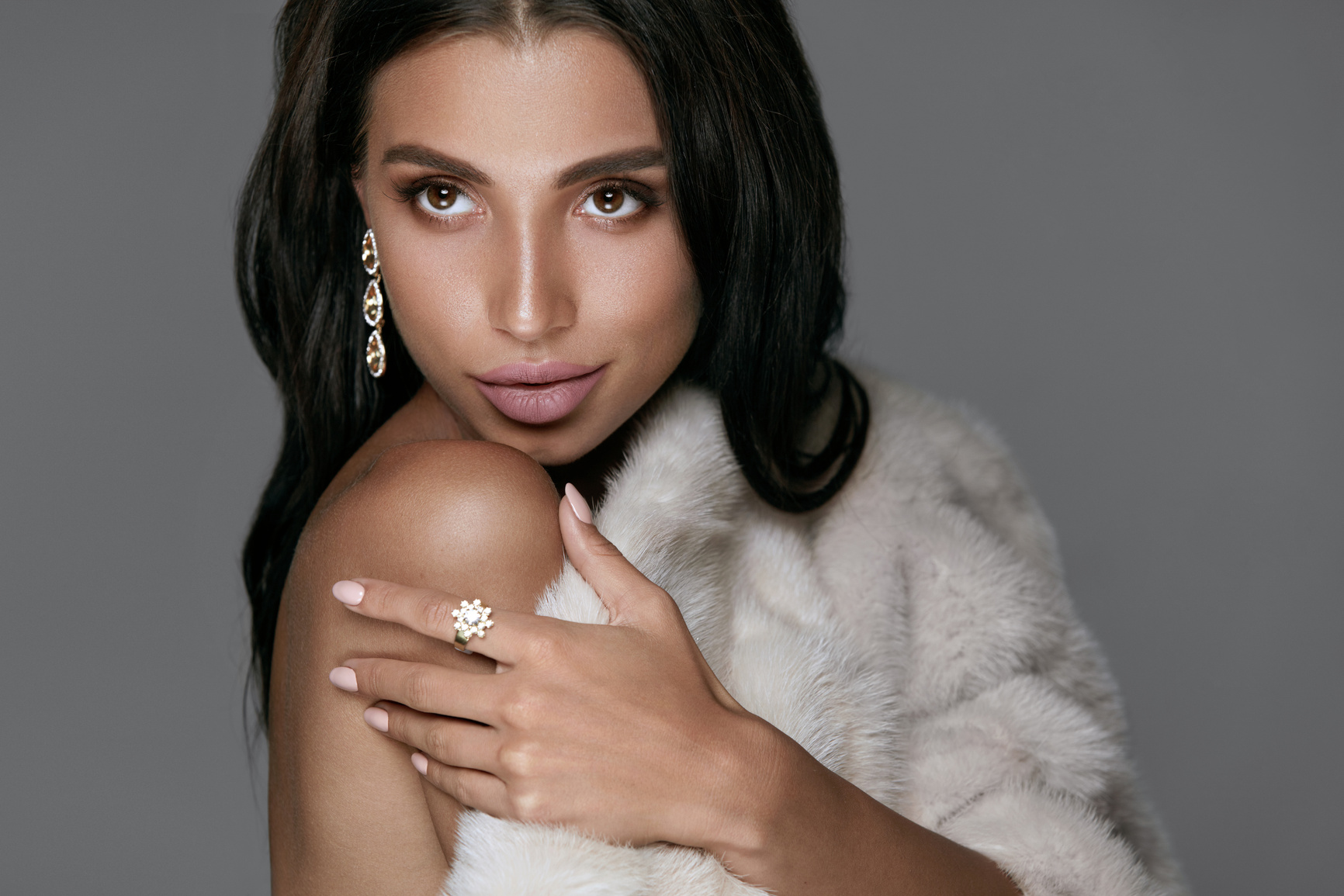 Jewelry Fashion. Woman In Luxury Jewels