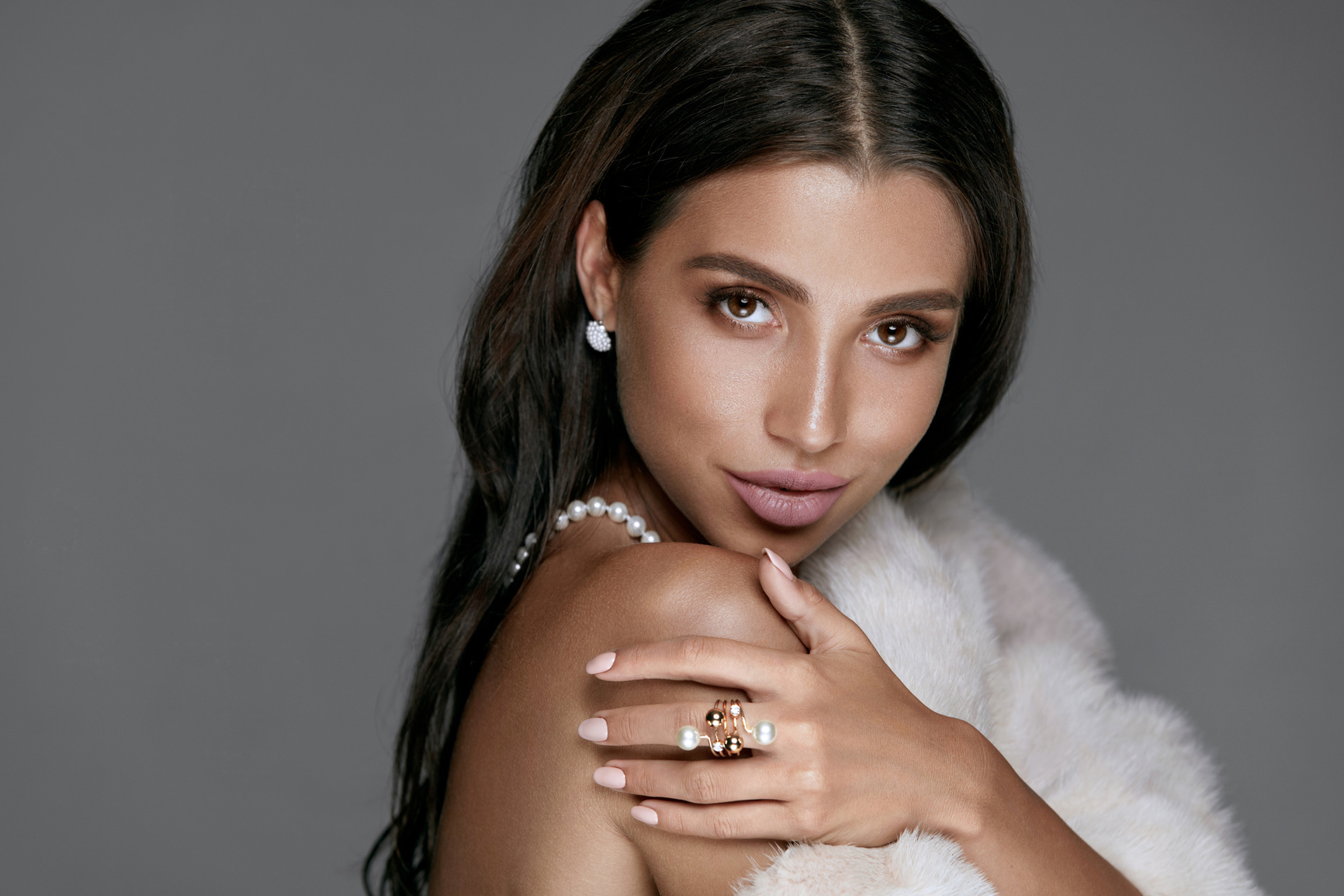 Jewelry Fashion. Woman In Luxury Jewels